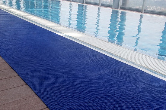 thảm chống trơn trải bể bơi